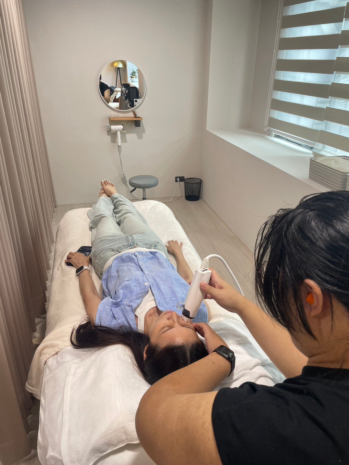 美容師使用 TDDS 設備進行專業操作的店內情境