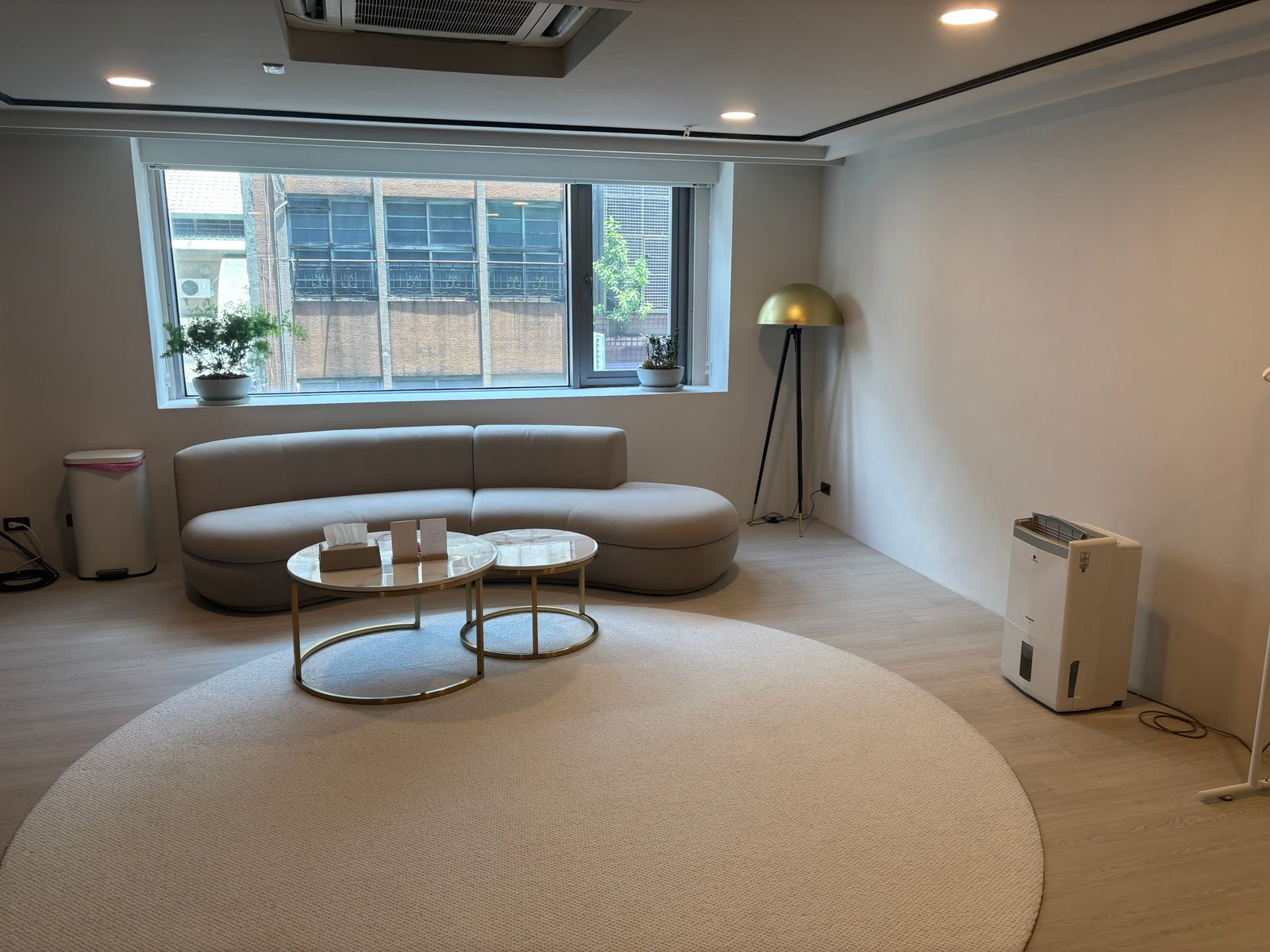 AUVIRA 開封店明亮的接待休息空間