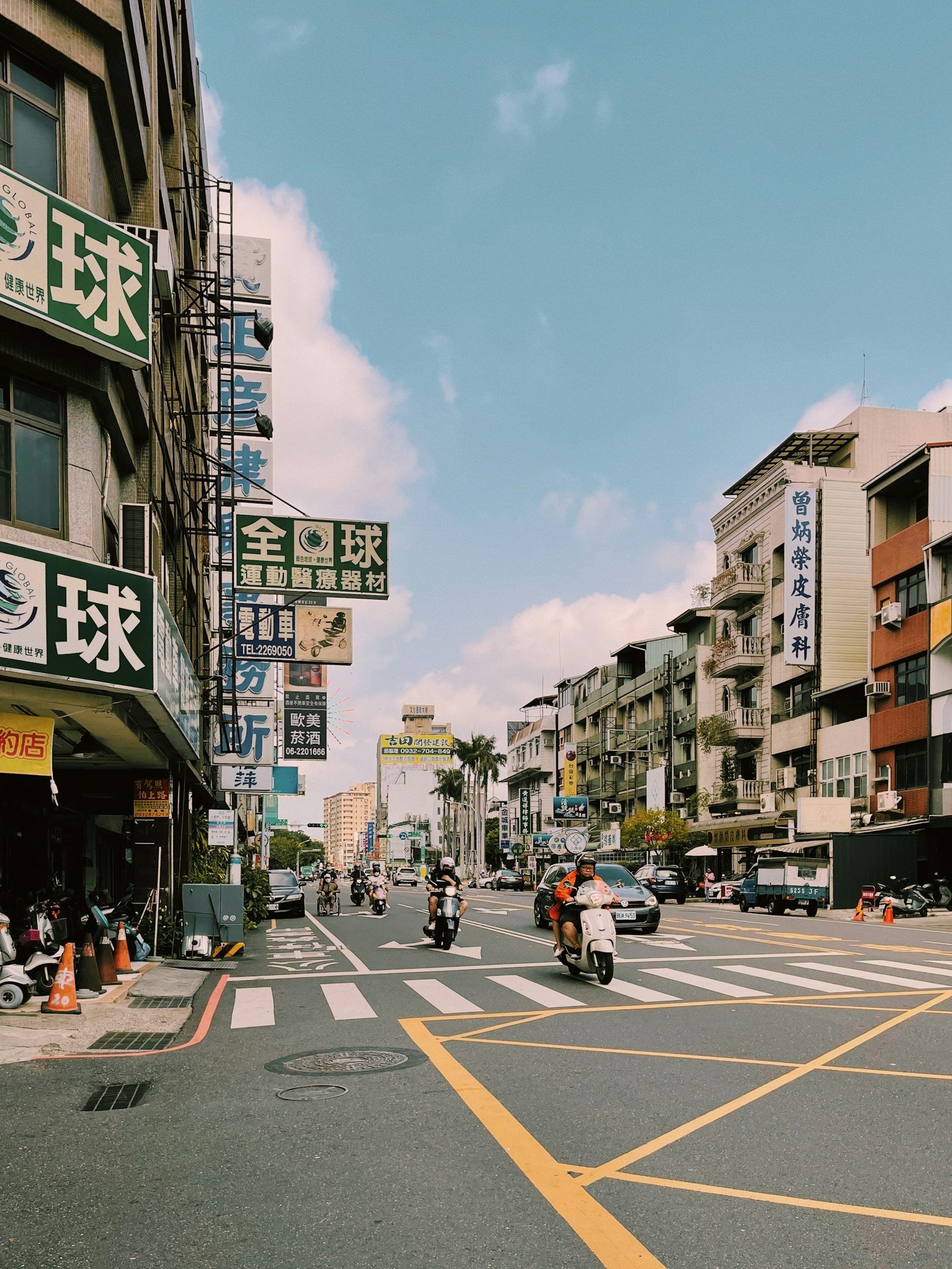 晴天下的台南東區城市街景